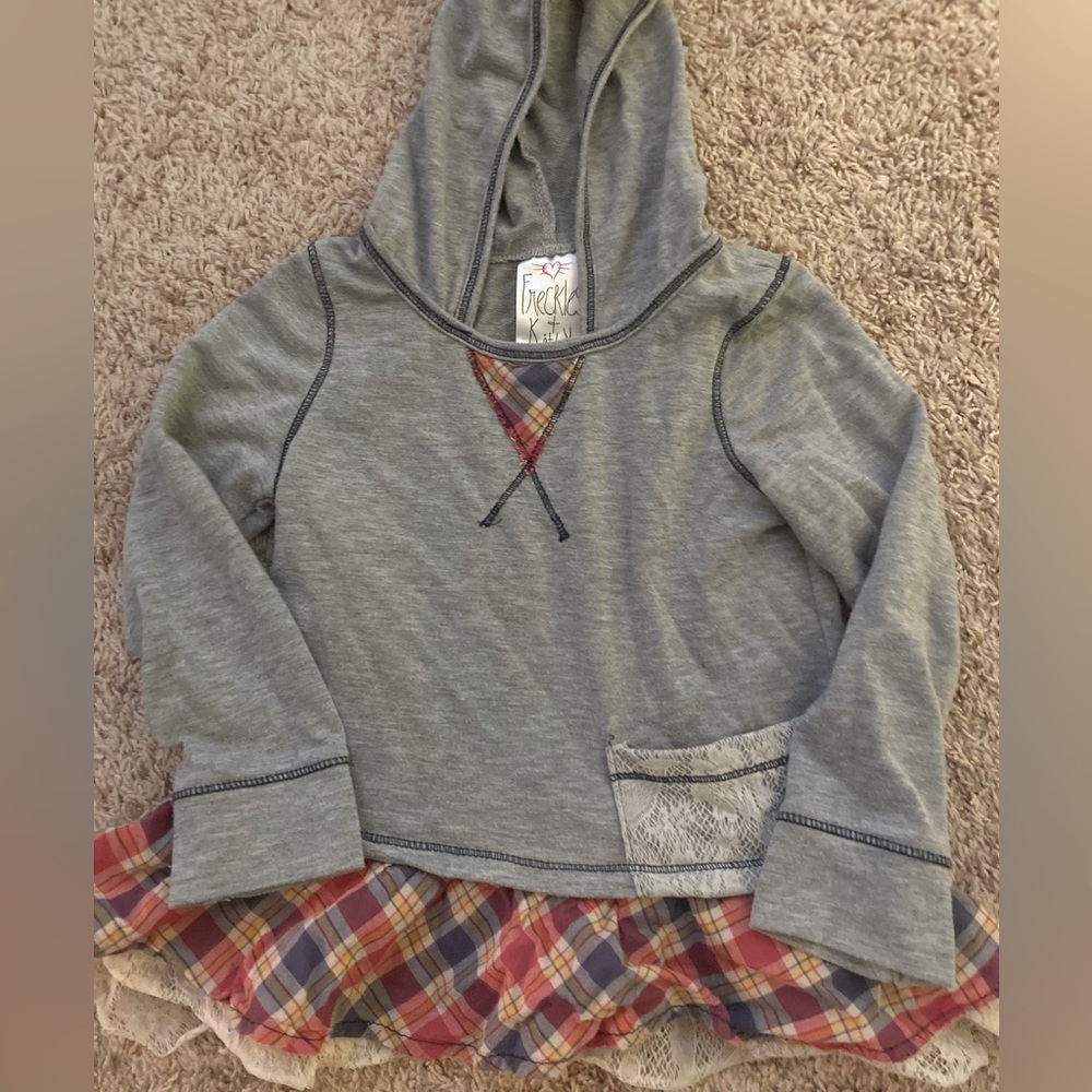 Freckles and Kitty Size 5 long sleeved shirt with hood.